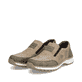 Beige Rieker Herren Slipper 03354-64 mit Elastikeinsatz sowie Extraweite H. Schuhpaar seitlich schräg.