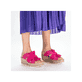Rosane Rieker Damen Pantoletten 68789-31 mit dekorativer Schleife sowie Gummizug. Schuh am Fuß.
