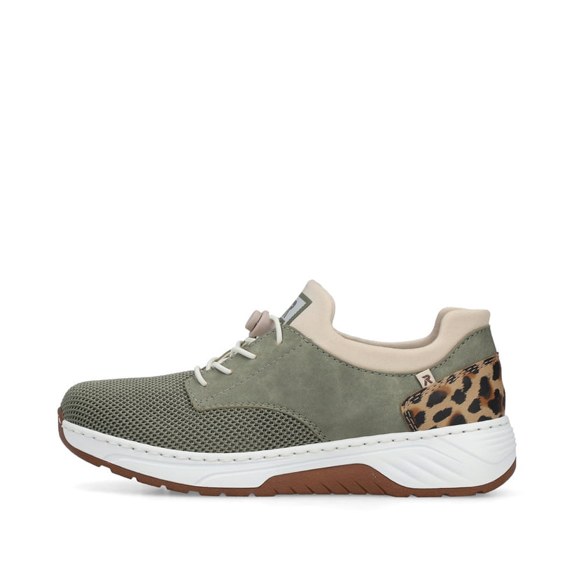 Khakifarbene Rieker Damen Slipper 53160-52 mit einem Gummizug sowie Extraweite H. Schuh Außenseite.