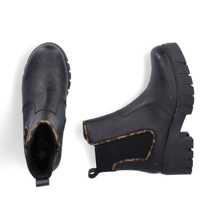 Schwarze Rieker Damen Chelsea Boots 74562-00 mit Leo-Print sowie Reißverschluss. Schuh von oben, liegend.