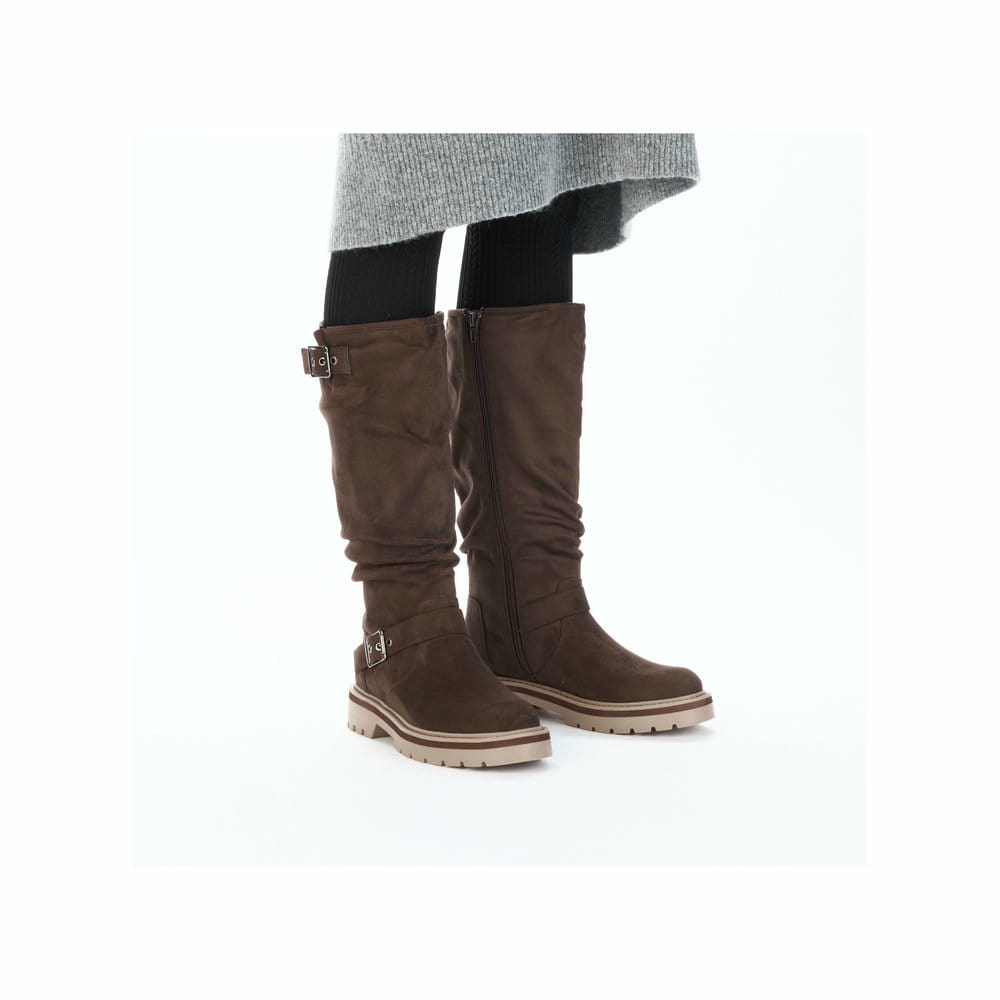 Braune Rieker Damen Hochschaftstiefel 91592-25 mit einem Reißverschluss. Schuh am Fuß.