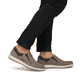 Braune Rieker Herren Slipper 17368-25 mit einem Gummizug sowie der Extraweite H. Schuh am Fuß.