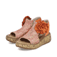 Mehrfarbige Rieker Keilsandaletten V1783-90 mit dekorativer Blume. Schuhpaar seitlich schräg.