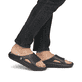 Schwarze Rieker Herren Pantoletten U3350-00 mit einer ultraleichten Sohle. Schuh am Fuß.