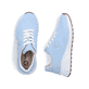 Blaue Rieker Damen Sneaker Low M4903-12 mit abgesetztem Logo sowie Schnürung. Schuh von oben, liegend.