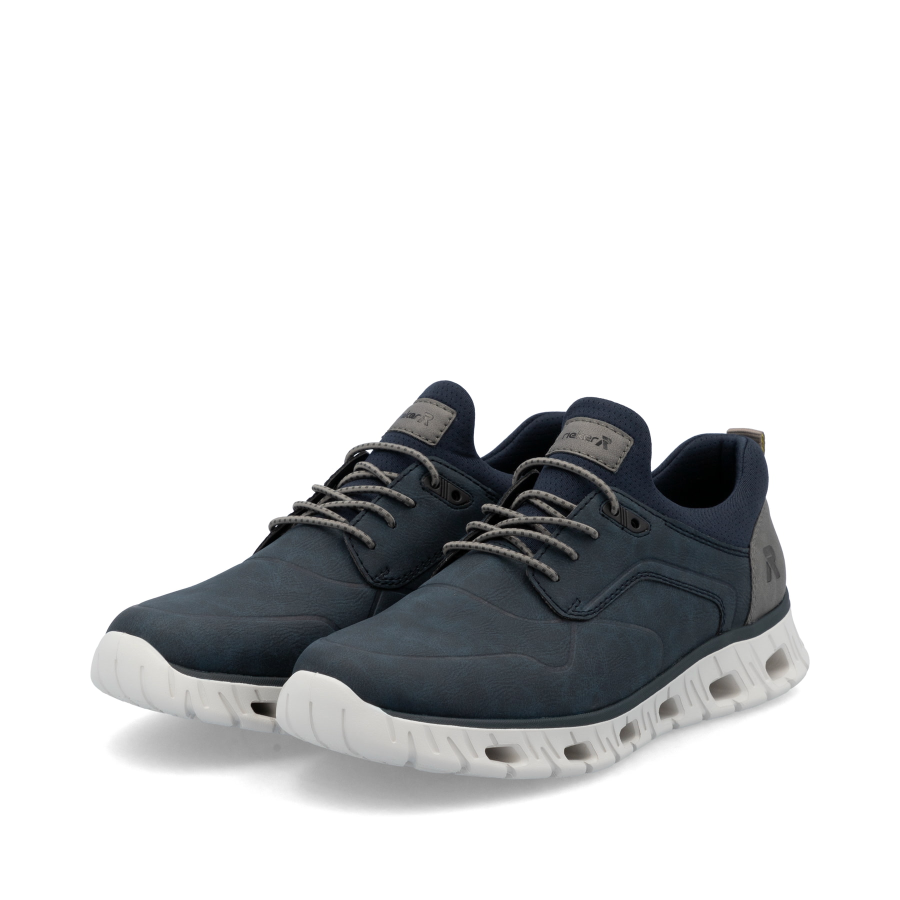 Blaue Rieker Herren Sneaker Low 04350-14 mit Gummizug sowie ultraleichter Sohle. Schuhpaar seitlich schräg.