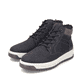 Asphaltschwarze Rieker Herren Schnürstiefel 38542-00 mit einer robusten Profilsohle. Schuhpaar schräg.