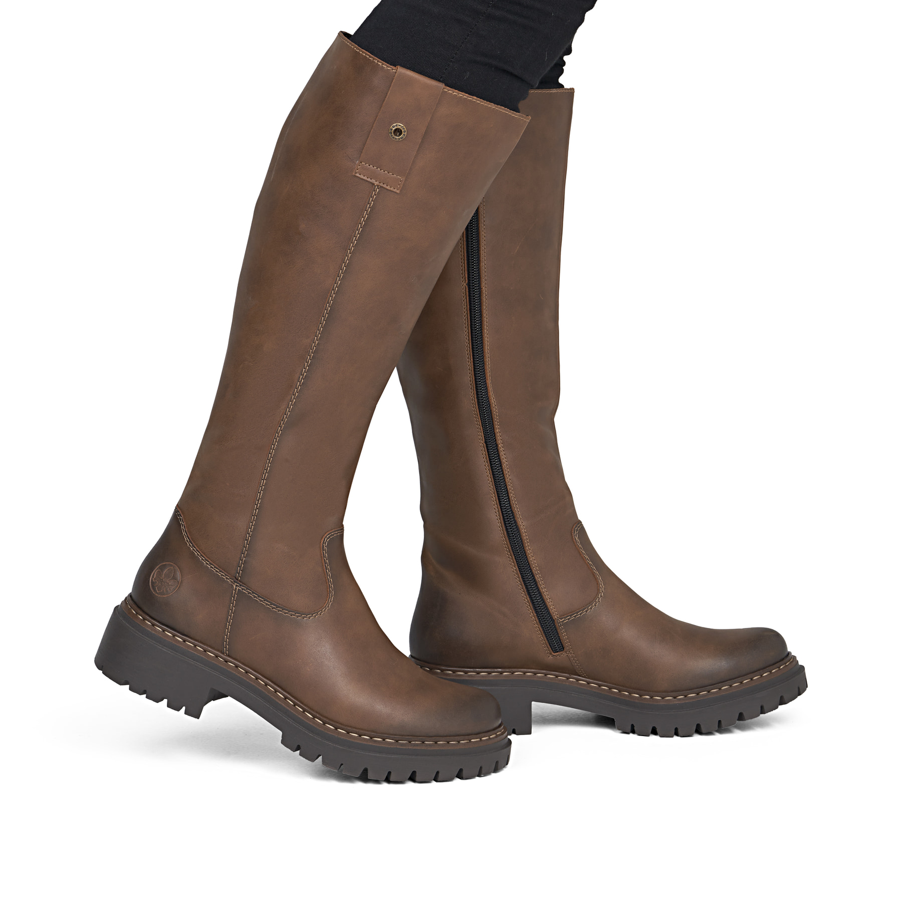 Braune Rieker Damen Hochschaftstiefel 72656-22 mit einem Reißverschluss. Schuh am Fuß.