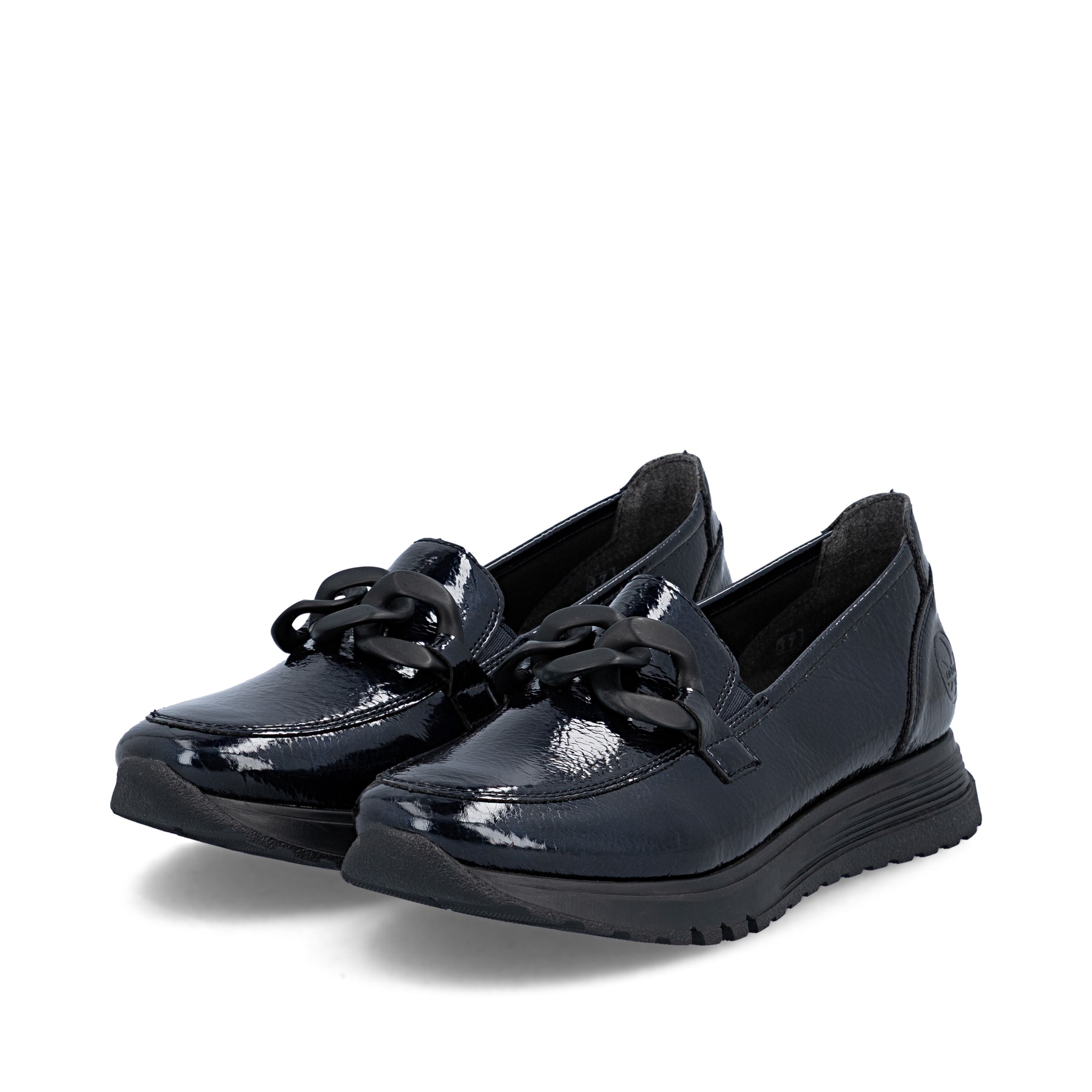 Dunkelblaue Rieker Damen Loafer 49051-14 mit Deko-Kette sowie einem Gummizug. Schuhpaar seitlich schräg.