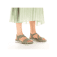 Grüne Rieker Keilsandaletten V7964-52 mit einem Klettverschluss. Schuh am Fuß.