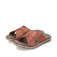Kastanienbraune Rieker Herren Pantoletten 24393-24 mit der Komfortweite G 1/2. Schuhpaar seitlich schräg.