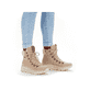 Beige Rieker Damen Schnürstiefel 48034-20 mit einer ultra leichten Plateausohle. Schuh am Fuß.