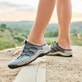 Graue Rieker Damen Clogs L0559-40 mit Gummizug sowie schockabsorbierender Sohle. Schuh am Model.