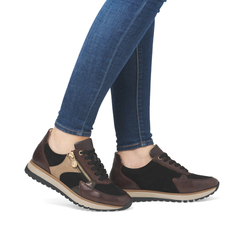 Baskets basses Rieker marron pour femme 49010-25 en cuir suédé. Chaussure au pied.
