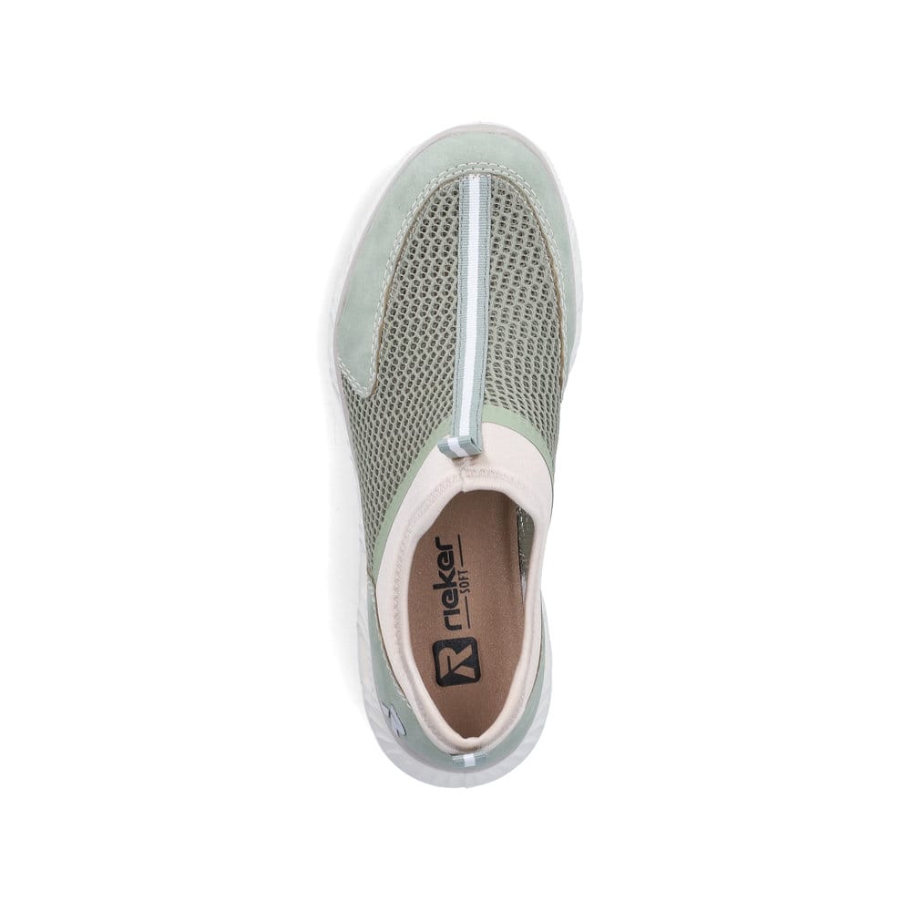 Grüne Rieker Damen Slipper M6077-52 mit einem Gummizug sowie der Komfortweite G. Schuh von oben.
