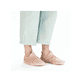 Rosane vegane Rieker Damen Slipper 45260-31, Barfußschuhe mit einem Gummizug. Schuh am Fuß.