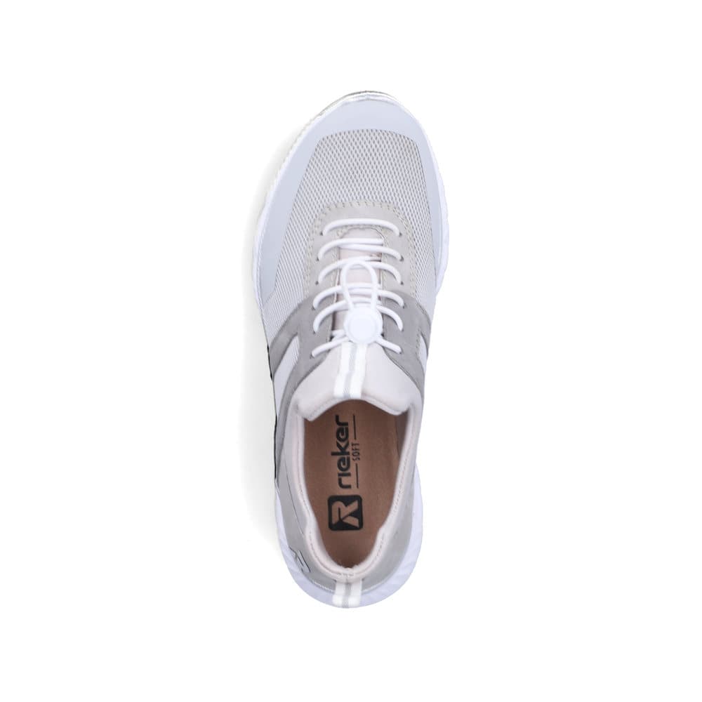 Graue Rieker Damen Sneaker Low M6061-40 mit einem Gummizug sowie Komfortweite G. Schuh von oben.