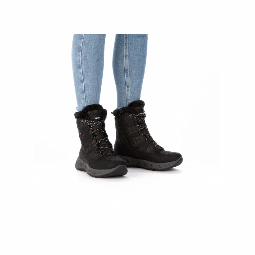 Schwarze Rieker Damen Schnürstiefel M6540-00 mit wasserabweisender TEX-Membran. Schuh am Fuß.