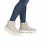 Beige Rieker Damen Kurzstiefel W2070-62 aus Glattleder mit einem Reißverschluss. Schuh am Fuß.