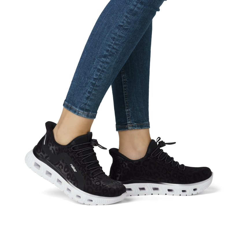 Schwarze Rieker Damen Sneaker Low M6066-01 mit Gummizug sowie flexibler Sohle. Schuh am Fuß.
