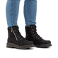 Schwarze Rieker Damen Schnürstiefel 76720-00 mit einem Reißverschluss. Schuh am Fuß.