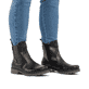 Schwarze Rieker Damen Chelsea Boots 79561-00 mit einem Reißverschluss. Schuh am Fuß.