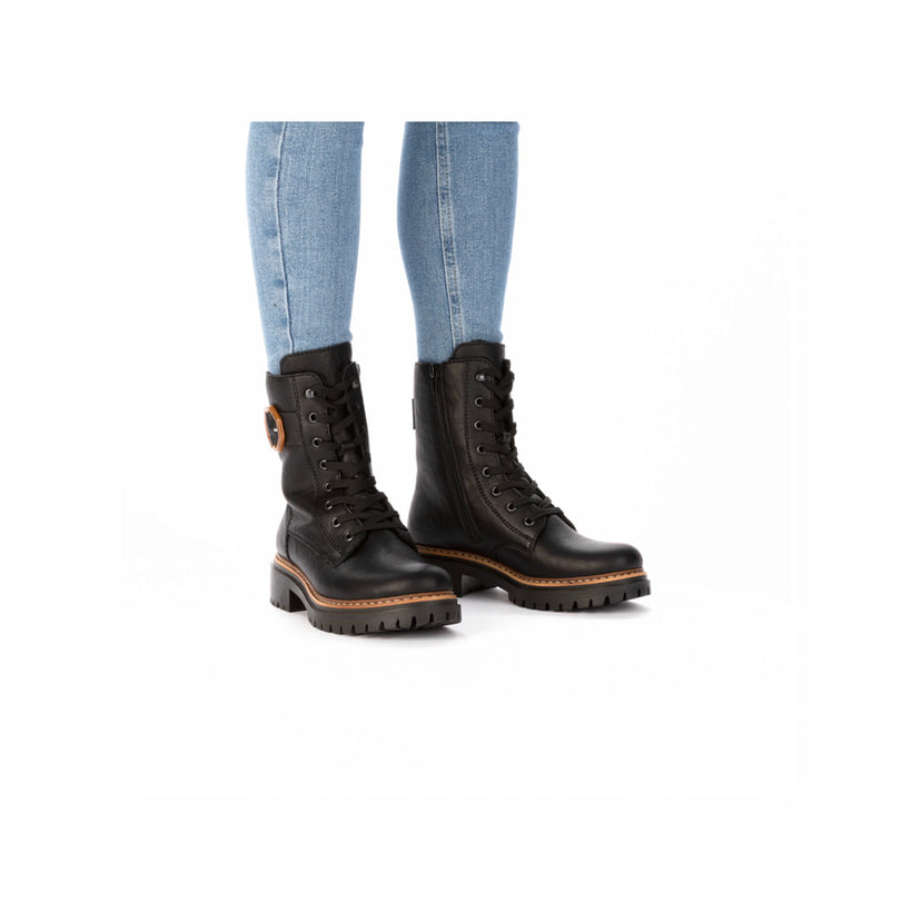 Schwarze Rieker Damen Schnürstiefel 72613-00 mit runder Zierschnalle. Schuh am Fuß.
