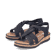 Sandales à lanières Rieker noires femme V4161-00 avec bande élastique. Chaussures inclinées sur le côté.