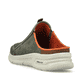 Grüne Rieker Herren Clogs B7390-54 mit einem Gummizug sowie Komfortweite G 1/2. Schuh von hinten.