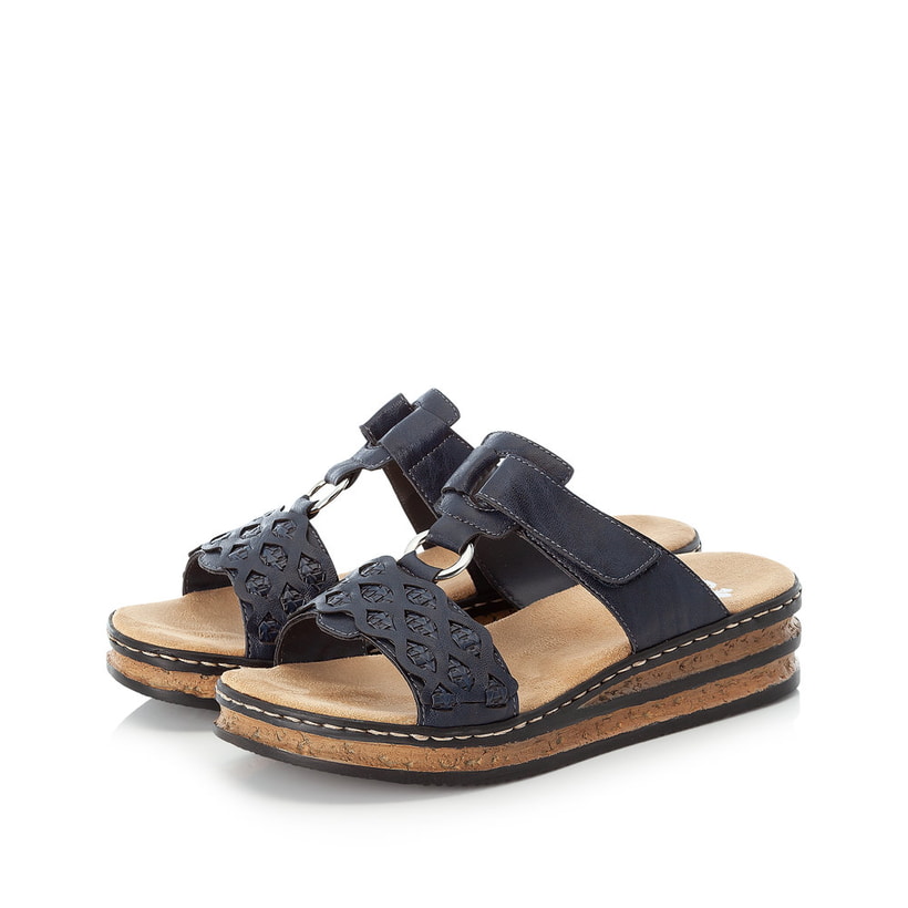 Blaue Rieker Damen Pantoletten 629K9-14 mit einem Klettverschluss. Schuhpaar seitlich schräg.