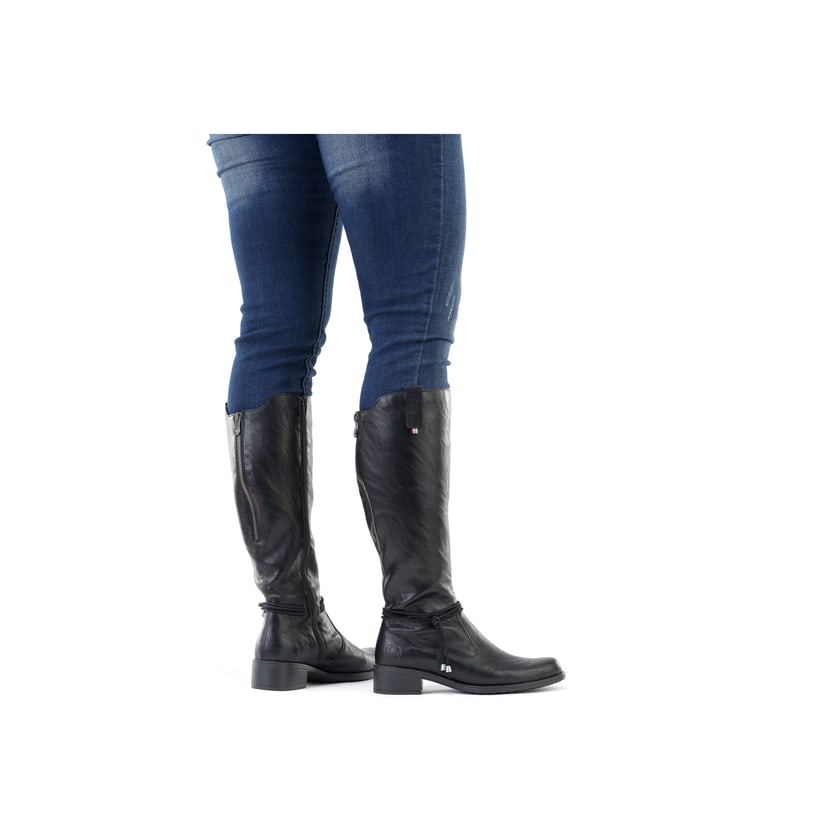 
Tiefschwarze Rieker Damen Hochschaftstiefel Z7361-00 mit einer robusten Profilsohle. Schuh am Fuß