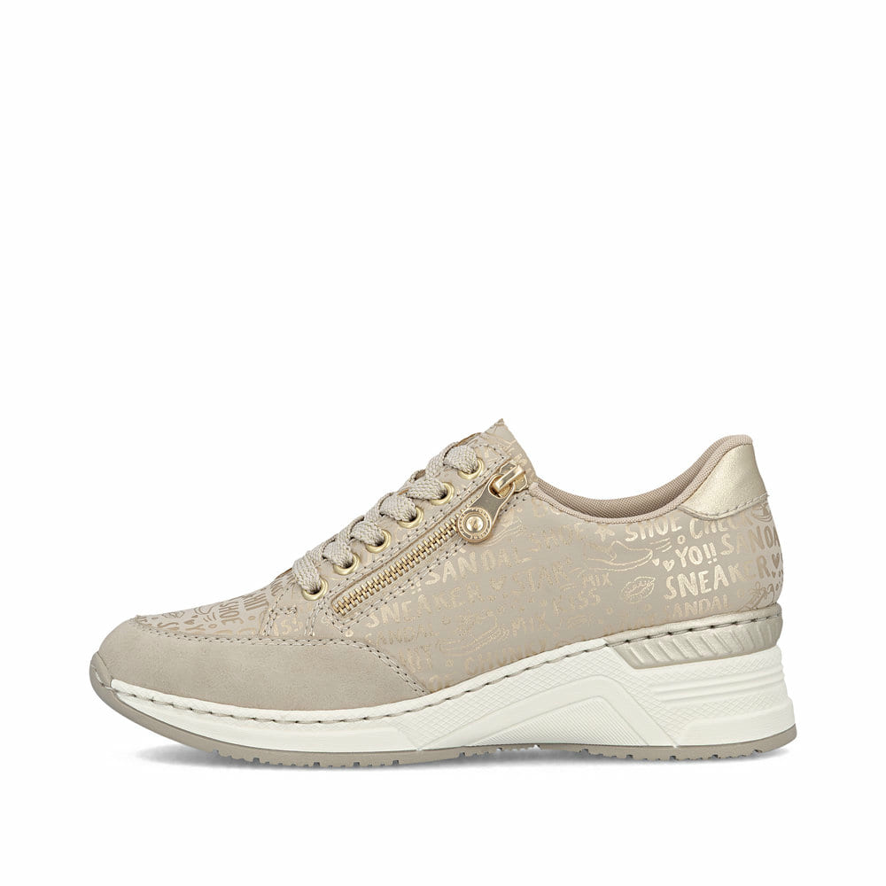 Baskets basses Rieker beiges pour femme N4316-62 avec finition métallisée. Côté extérieur de la chaussure.
