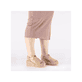 Beige Rieker Keilsandaletten 69472-60 mit Gummizug sowie leichter Plateausohle. Schuh am Fuß.
