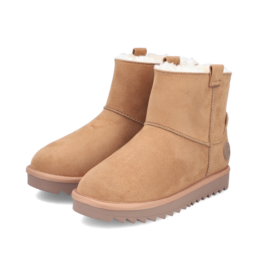 Braune Rieker Damen Kurzstiefel 99870-24 mit Fellschaftrand sowie Komfortweite G. Schuhpaar seitlich schräg.
