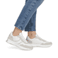 Weiße Rieker Damen Sneaker Low W1302-83 mit einer Schnürung. Schuh am Fuß.