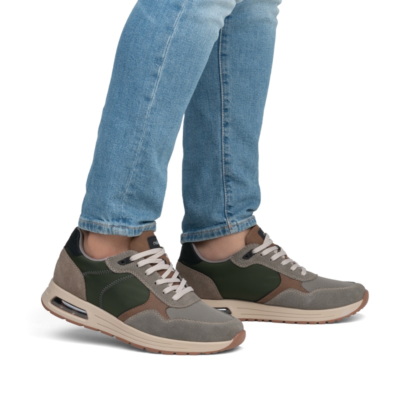 Beige Rieker Herren Sneaker Low B1000-60 mit Rieker Air Sohlenfenster. Schuh am Fuß.