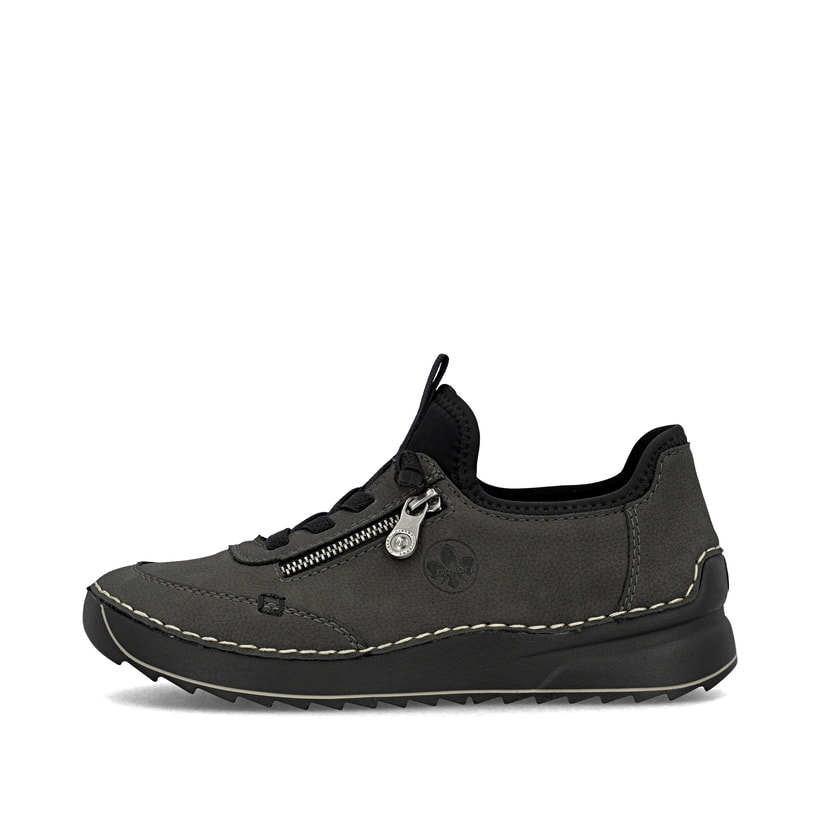 Graue Rieker Damen Slipper 51568-45 mit Gummischnürung sowie geprägtem Logo. Schuh Außenseite gespiegelt.