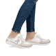 Weiße Rieker Damen Clogs M5056-31 mit Gummizug sowie einer ultraleichten Sohle. Schuh am Fuß.