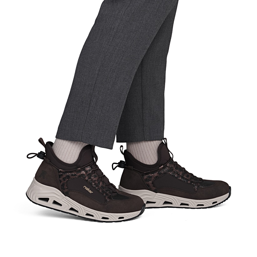 Baskets basses Rieker marron pour femmes N5254-25 avec bande élastique. Chaussure au pied.
