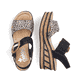 Schwarze Rieker Keilsandaletten 68176-00 mit trendigen Schnalle. Schuh von oben, liegend.