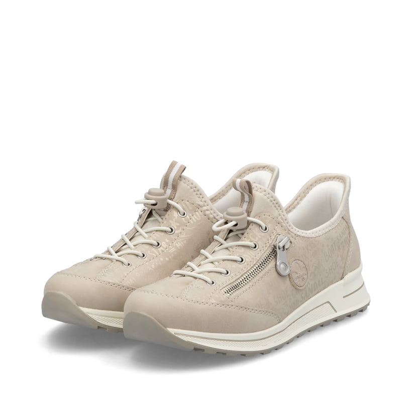 Beige Rieker Damen Slipper N1455-62 mit easy Hineinschlüpf-Möglichkeit. Schuhpaar seitlich schräg.