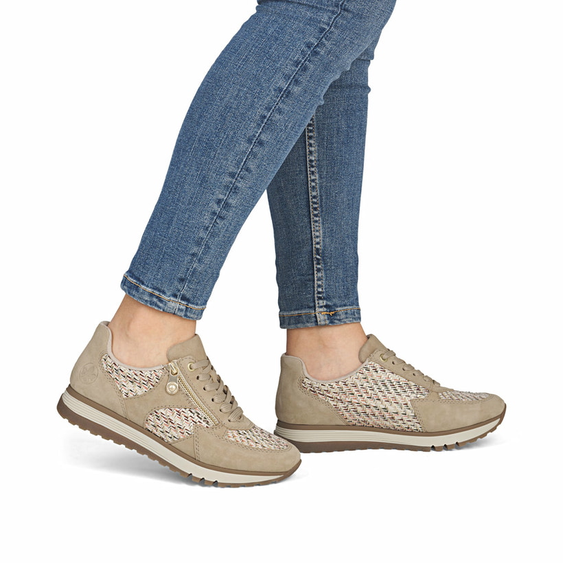 Baskets basses Rieker beiges pour femme 49010-62 en cuir velours. Chaussure au pied.