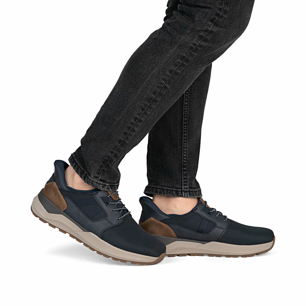 Blaue Rieker Herren Slipper 06051-14 mit Ready2GO easy in Feature sowie Gummizug. Schuh am Fuß.