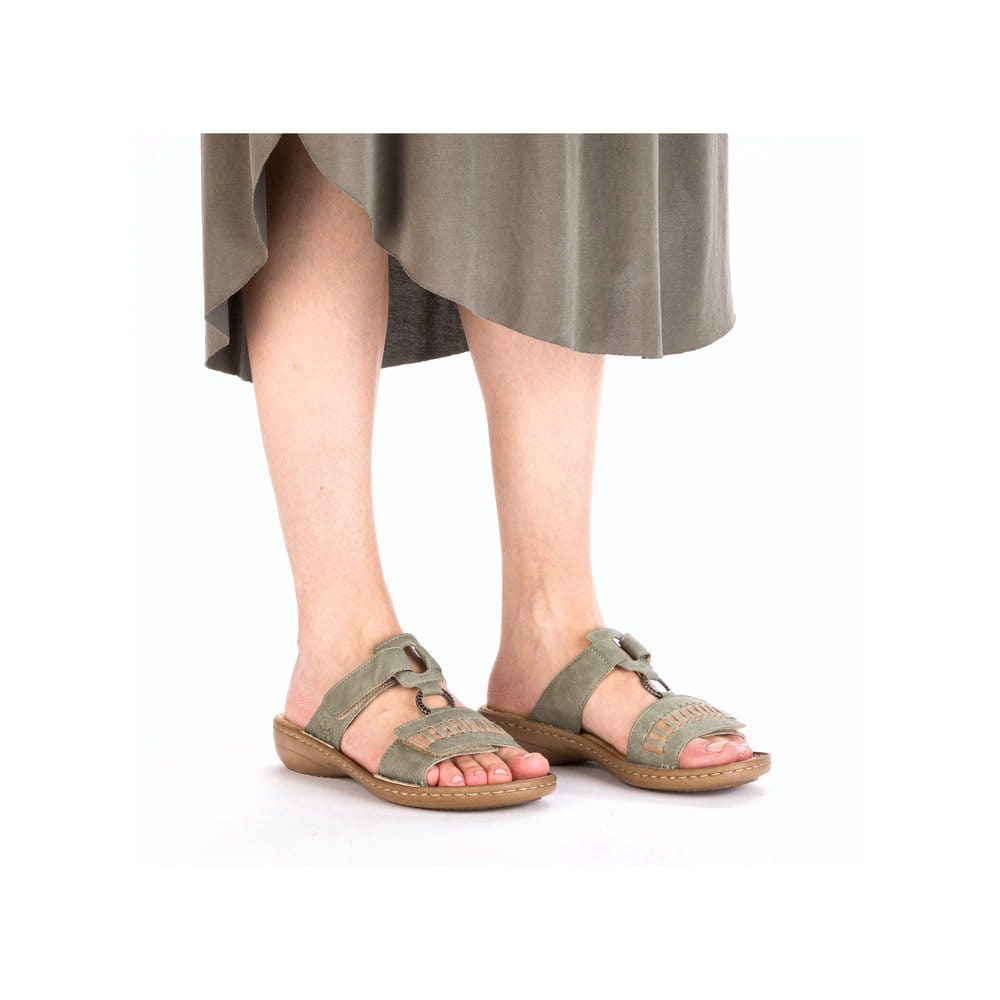 Mules Rieker vertes pour femme 60881-52 avec fermeture velcro. Chaussure au pied.