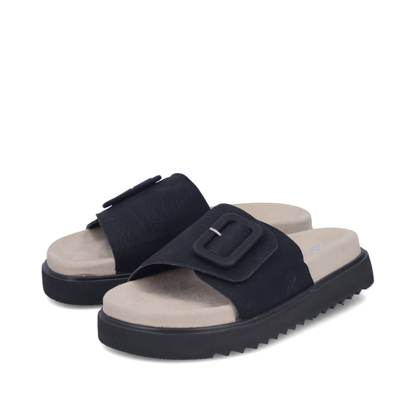 Mules Rieker noires pour femme V5650-00 avec boucle tendance. Chaussures inclinées sur le côté.