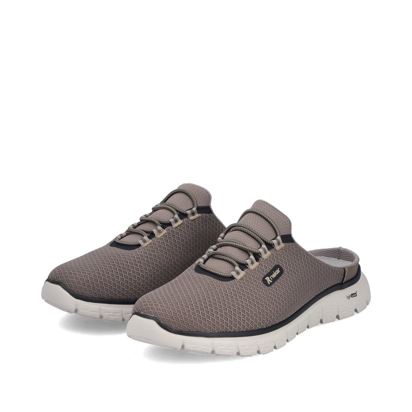 Sabots Rieker beiges pour homme B6681-64 avec bande élastique. Chaussures inclinées sur le côté.