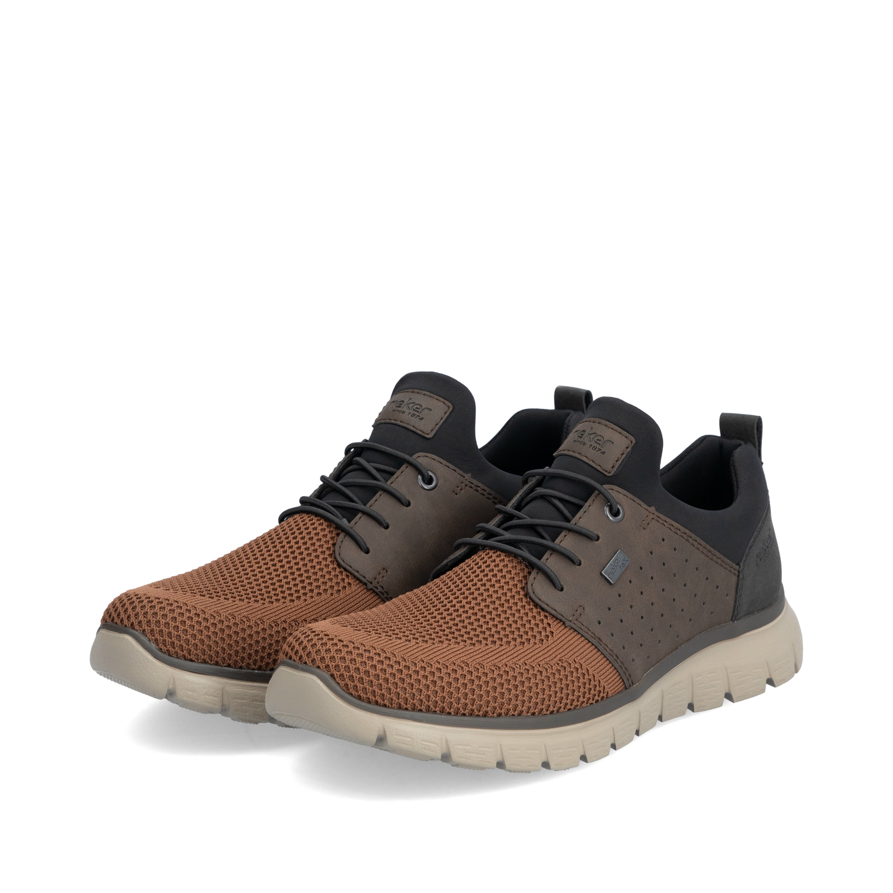 Braune Rieker Herren Slipper B6654-22 mit wasserabweisender RiekerTEX-Membran. Schuhpaar seitlich schräg.