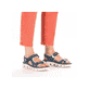 Blaue Rieker Damen Trekkingsandalen 64066-14 mit einem Klettverschluss. Schuh am Fuß.