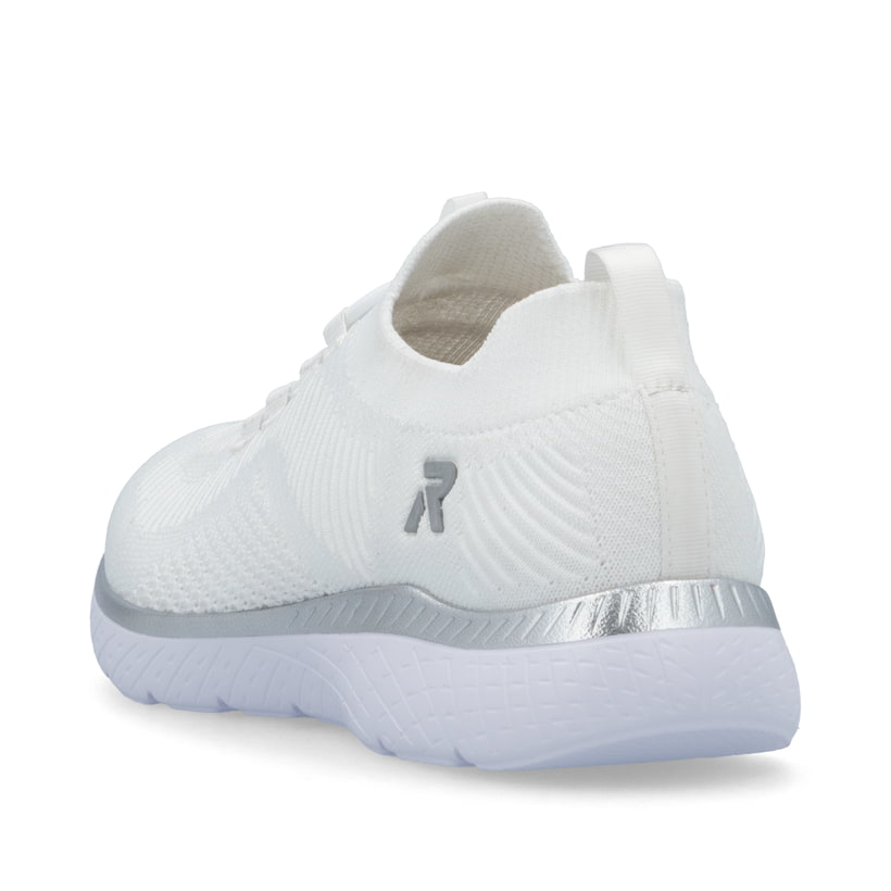 Weiße Rieker Damen Slipper M5074-80 mit Gummizug sowie einer ultraleichten Sohle. Schuh von hinten.