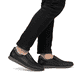 Schwarze Rieker Herren Slipper 11962-00 mit Gummizug sowie Komfortweite G 1/2. Schuh am Fuß.